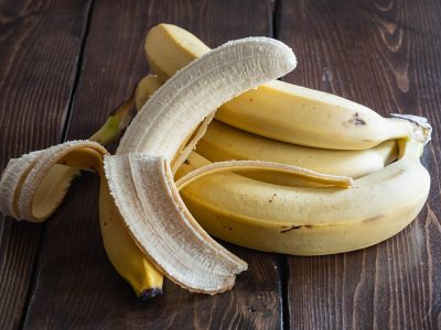 Bild einer Banane mit offener Schale